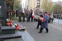 przedstawiciele brzezińskiej Policji oraz Państwowej Straży Pożarnej w obecności innych delegacji składają kwiaty pod pomnikiem marszałka Józefa Piłsudskiego