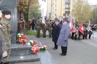 oddanie honorów przez służby mundurowe pod pomnikiem marszałka Józefa Piłsudskiego