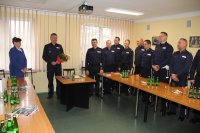 Komendant insp. Marcin Grzelak wraz z umundurowanymi policjantami KPP w Brzezinach