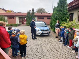 spotkanie umundurowanego policjanta z przedszkolakami