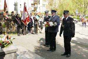 służby mundurowe składają kwiaty przed pomnikiem