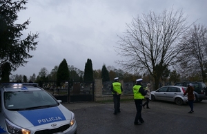 umundurowani policjanci patrolują okolice cmentarzy