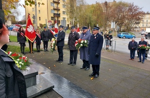 służby mundurowe składają kwiaty przed pomnikiem