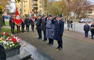 służby mundurowe oddają honory przed pomnikiem