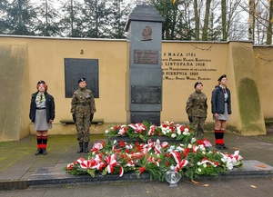 wiązanki kwiatów na pomniku Marszałka Józefa Piłsudskiego