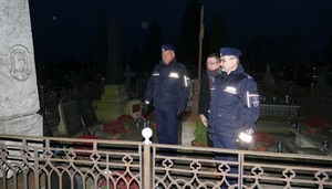 umundurowani policjanci oddają honory na grobie gen. Jana Krukowieckiego
