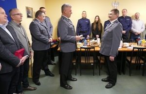 Komendant inspektor Marcin Grzelak składa podziękowania odchodzącym na emeryturę i gratulacje awansowanym funkcjonariuszom