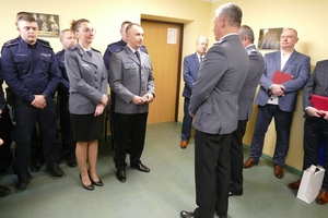 Komendant inspektor Marcin Grzelak składa podziękowania odchodzącym na emeryturę i gratulacje awansowanym funkcjonariuszom