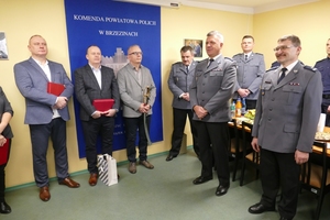 Komendant inspektor Marcin Grzelak składa podziękowania odchodzącym na emeryturę i gratulacje awansowanym funkcjonariuszom