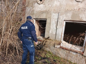 umundurowany policjant sprawdza pustostany