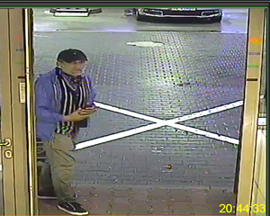 wizerunek sprawcy kradzieży pieniędzy zarejestrowany przez kamery monitoringu.