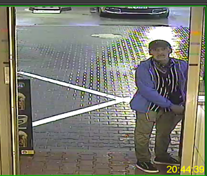 wizerunek sprawcy kradzieży pieniędzy zarejestrowany przez kamery monitoringu.