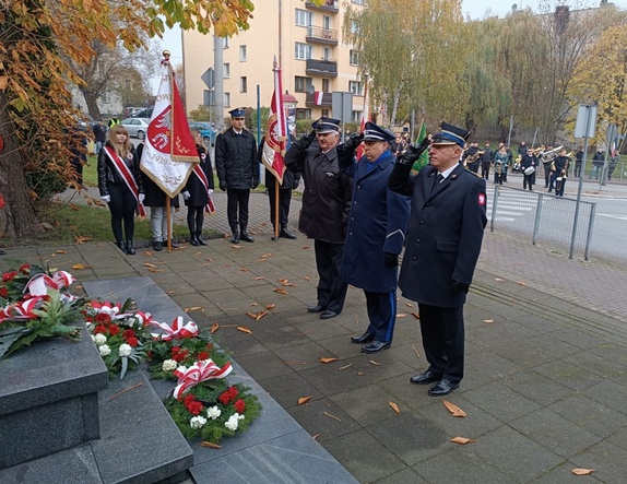 Zastępca Komendanta młodszy inspektor Paweł Ciechanowski wraz z innymi służbami mundurowymi składa kwiaty pod pomnikiem.