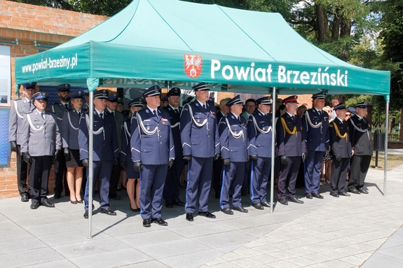Umundurowani policjanci na czele z zastępcą Komendanta Wojewódzkiego Policji w Łodzi stoją pod namiotem.
