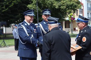 Komendanta insp. Zbigniew Gruszczyński odbiera odznaczenie i gratulacje.