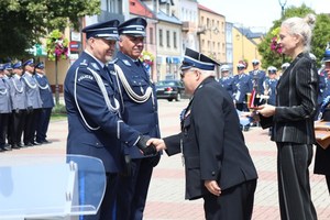 Komendanta insp. Zbigniew Gruszczyński odbiera odznaczenie i gratulacje.