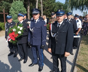 umundurowani przedstawiciele służb mundurowych stoją w rzędzie na przemarszu.