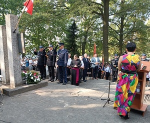 umundurowani przedstawiciele służb mundurowych oddają honory.