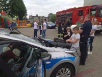 radiowóz policyjny wewnątrz oglądany przez dzieci na Dniu dziecka w Jeżowie