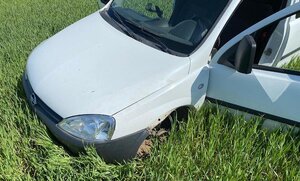 przód Opla w polu rolnym