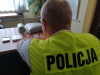 policjant w kamizelce przegląda narkotyki