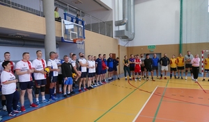 prezentacja poszczególnych drużyn w strojach sportowych