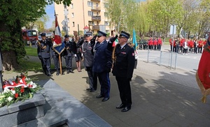 zastępca komendanta składa honory przed pomnikiem.