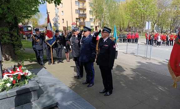 zastępca komendanta składa honory przed pomnikiem