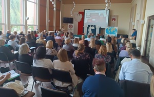 osoby siedzące na sali konferencyjnej słuchają wykładu.