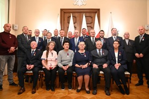 wszyscy uhonorowani i odznaczeni stoją lub siedzą pozując do wspólnego zdjęcia.