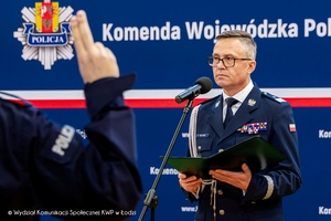 Na tle baneru Komendy Wojewódzkiej Policji w Łodzi przemawia Komendant Wojewódzki Policji w Łodzi nadinspektor Sławomir Litwin.