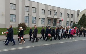 uczestnicy uroczystości idą ulicą.