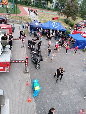 szkolny plac widziany ze strażackiego podnośnika.