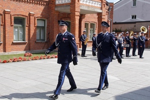 Zastępca Komendanta Wojewódzkiego Policji w Łodzi maszeruje wraz z dowódcą uroczystości.