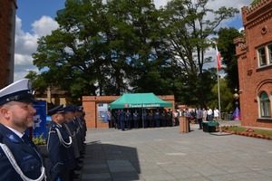 Pododdział policjantów na placu.