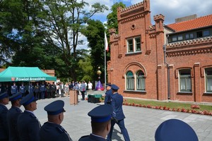 Pododdział policjantów na placu.