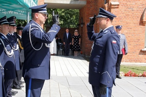 złożenie meldunku przez dowódcę uroczystości Zastępcy Komendanta Wojewódzkiego Policji w Łodzi.