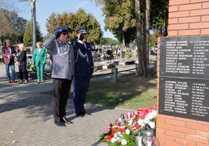 umundurowani policjanci oddają honory.