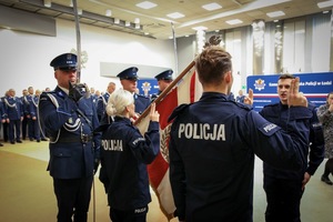 umundurowani młodzi policjanci składają ślubowanie.