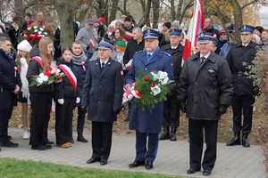 Komendant wraz z delegacją pozostałych mundurowych składa kwiaty.