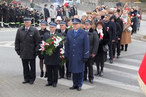 Komendant wraz z delegacją pozostałych mundurowych składa kwiaty.