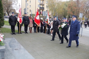 Komendant wraz z delegacją pozostałych mundurowych składa kwiaty.