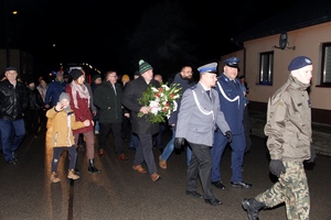 uczestnicy obchodów idą ulicami miasta Jeżowa.