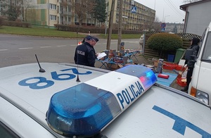 umundurowani policjanci sprawdzają stoiska z fajerwerkami.