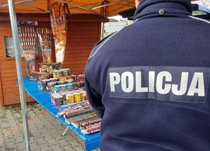 umundurowani policjanci sprawdzają stoiska z fajerwerkami.