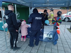 odwiedzający policyjny namiot biorą udział w różnych konkursach o bezpieczeństwie.