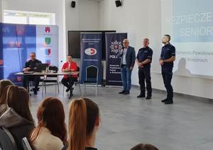 seniorzy słuchają wykładu prelegentów.