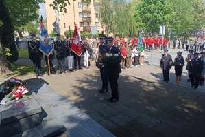 składanie kwiatów pod pomnikiem Marszałka.