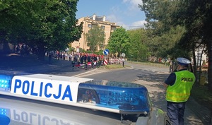 zabezpieczenie uroczystości przez funkcjonariuszy policji.
