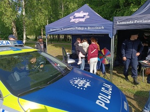 umundurowani policjanci w profilaktycznym namiocie udzielają porad i wręczają odblaski odwiedzającym gościom.